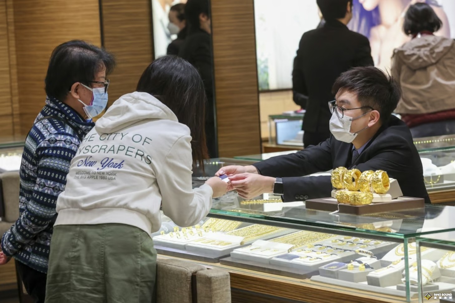 兔年“黃金”消費旺！農曆閏年最適合辦婚禮 中國解封後“香港金飾銷售額將躍升30%”